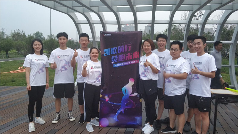 记mg冰球突破集团2019年夏日荧光夜跑活动