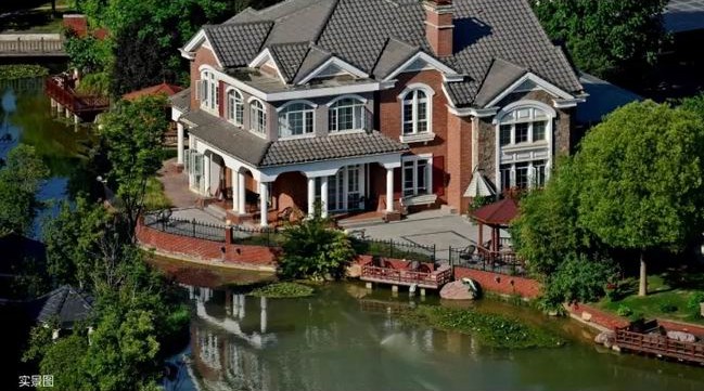 一湖潋天地，，，，，，一墅悦人生